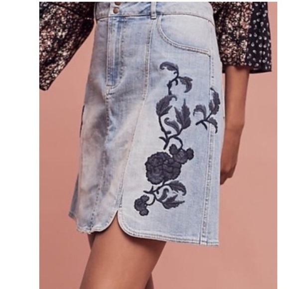 🆕 Anthropologie Denim Skirt Embroidered Flowers - Picture 2 of 12